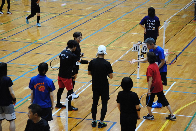 試合前じゃんけんをする選手たち。