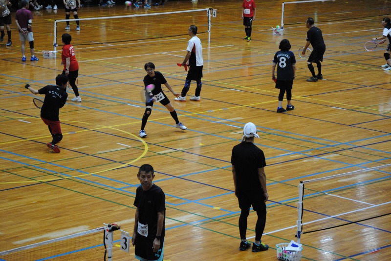 難しいボールもふたりで力を合わせて返球していく様子。