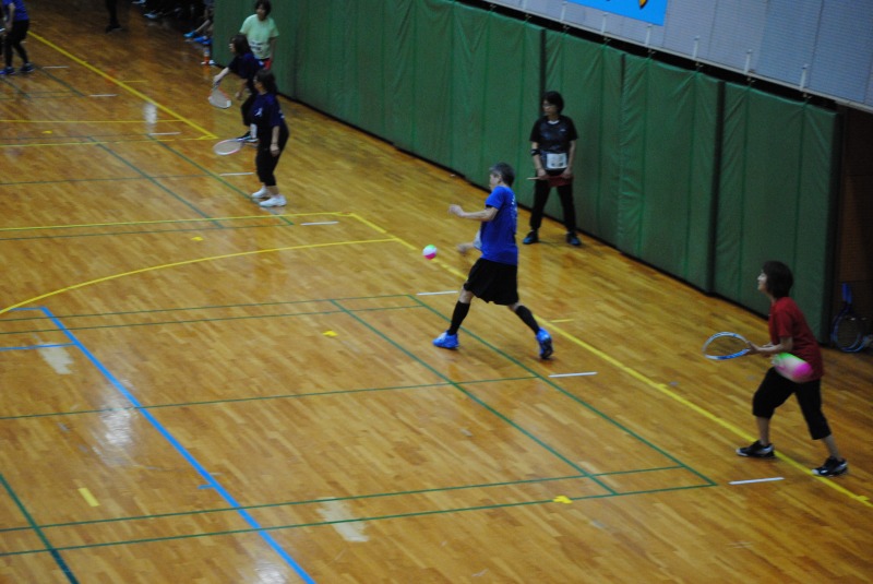 ミニテニスの特徴はカラフルなボール。
打ち返す瞬間の写真。