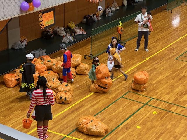 ハロウィンパーティのゲームの様子