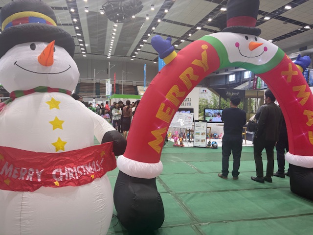 クラシド2025の入り口には、クリスマスのサンタクロースのオブジェがお出迎え