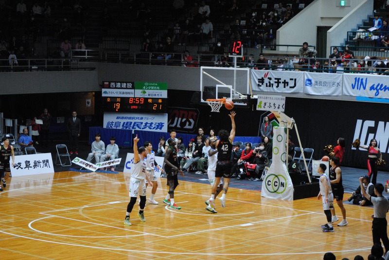 岐阜スゥープスレイアップ
相手のファールがあったものの認められ、フリースローに