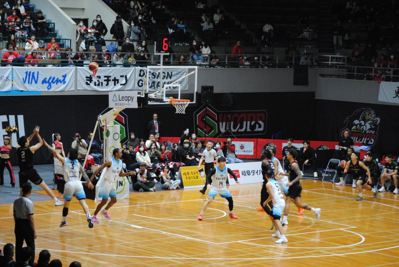 シュートを狙う岐阜スゥープスの選手