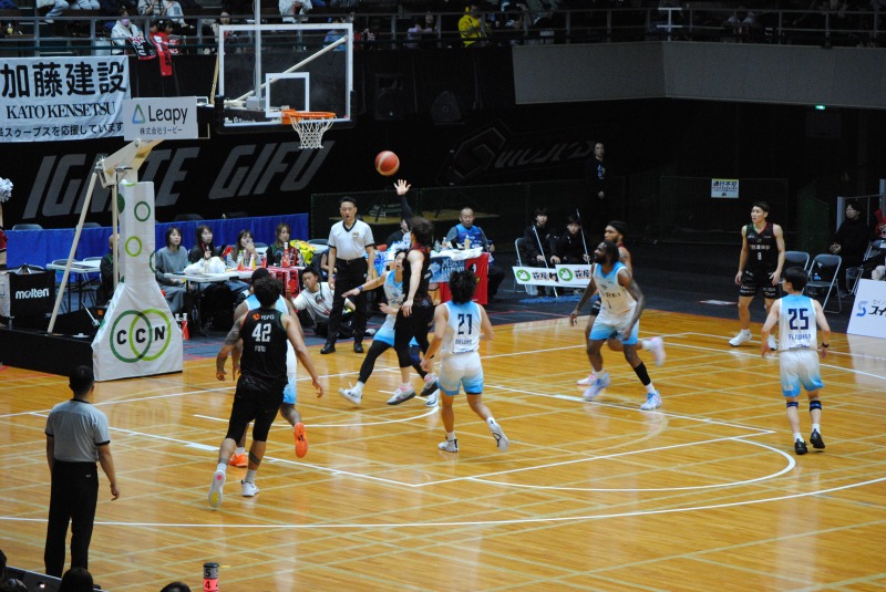 華麗なレイアップで得点する岐阜スゥープスの選手