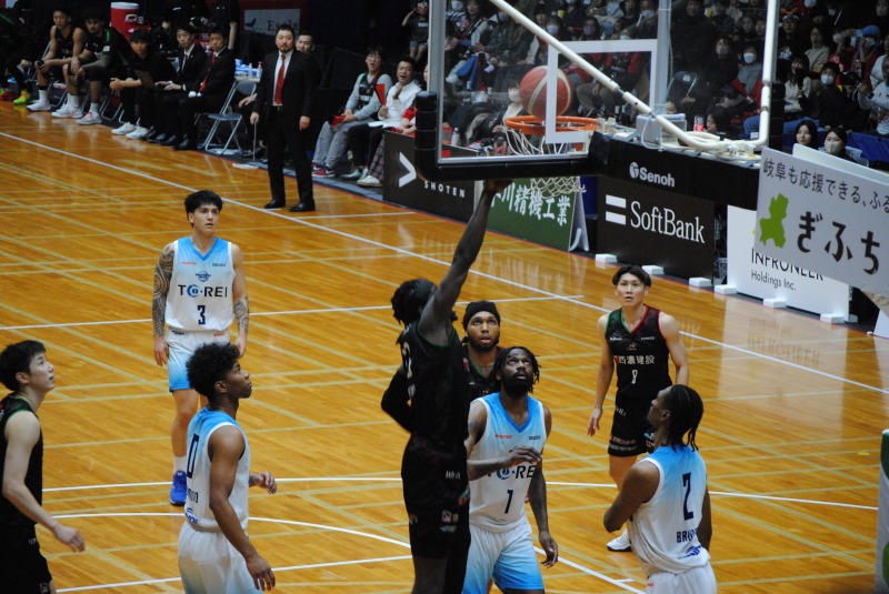 ダイナミックなシュートを決める岐阜スゥープスの選手