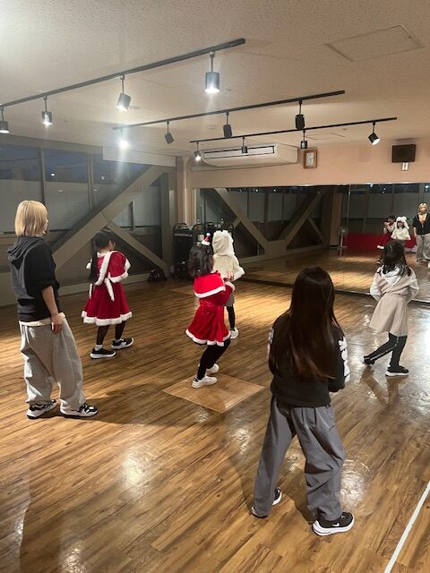 K-POPキッズクラスの練習風景
