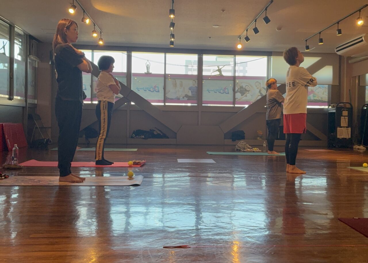 ピラティスのレッスンで、呼吸を整えている様子