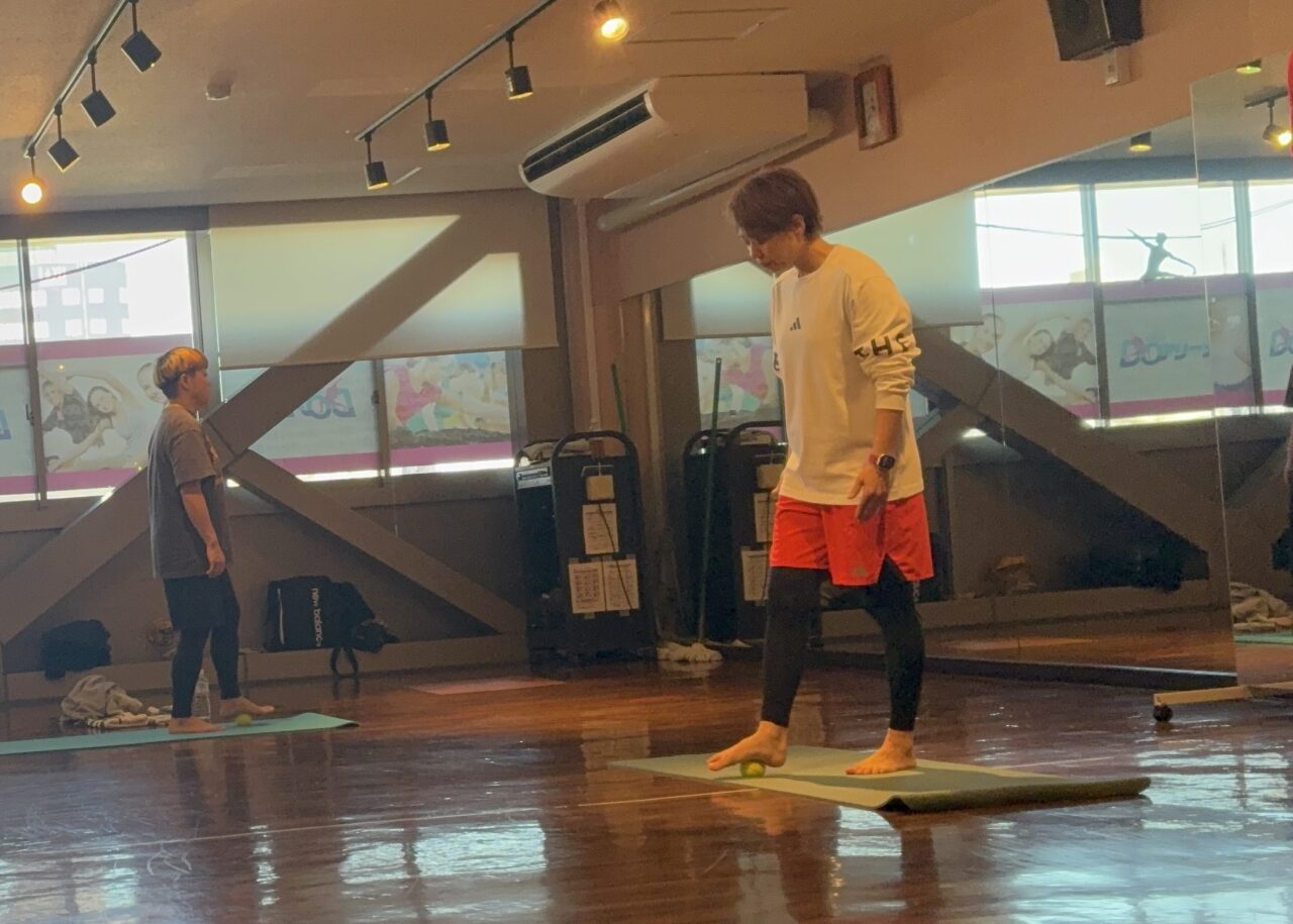 テニスボールを使って、足の裏を刺激している様子