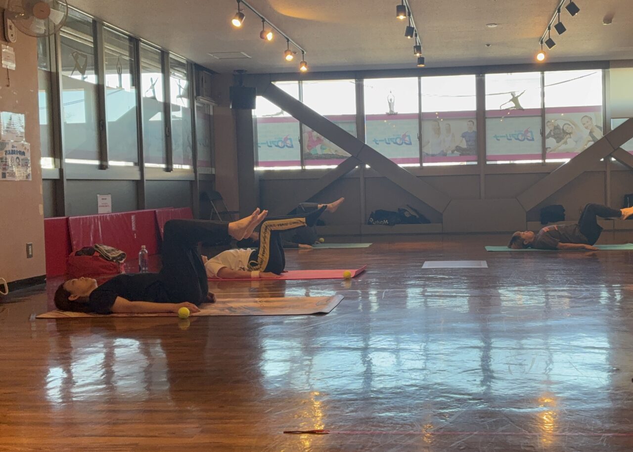 マットの上で腹筋を鍛えるポーズ