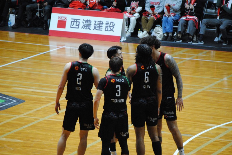 緊張感走るタイムアウト後、気合を入れる選手たち