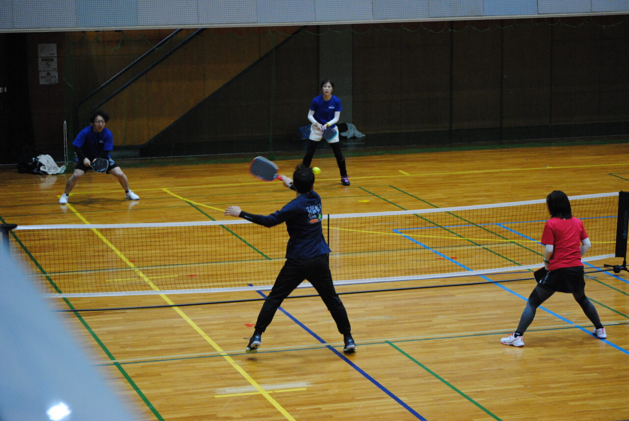 選手がスマッシュをきめる様子