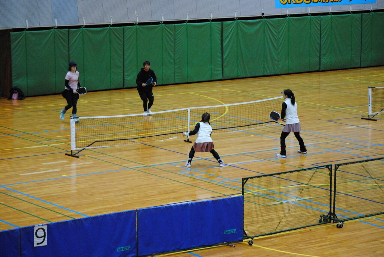 お揃いの服装で試合に臨む選手も