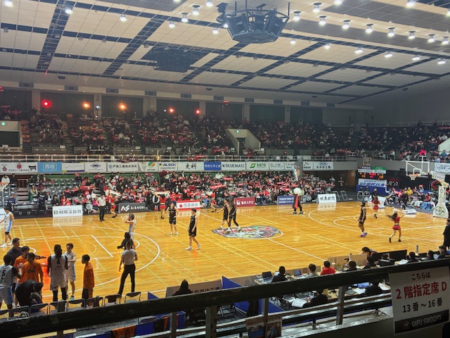 タイムアウト中に、大きな声援で選手を応援するファンのみなさん。
会場全体が熱い応援で包まれました。