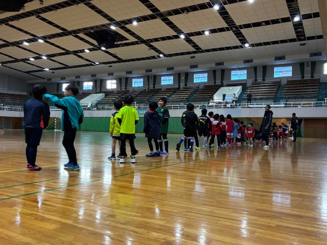 準備運動を行う生徒たち