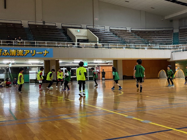 一生懸命ボールを追いかける生徒たち