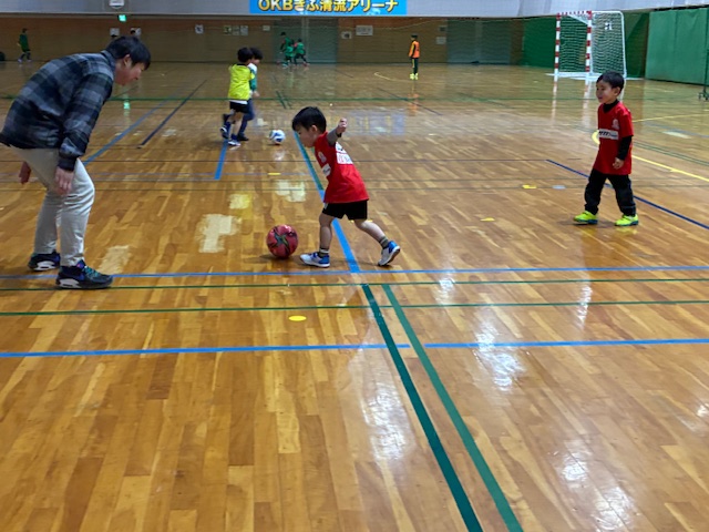 保護者さん相手に頑張ってボールを蹴っていくキッズクラスの生徒