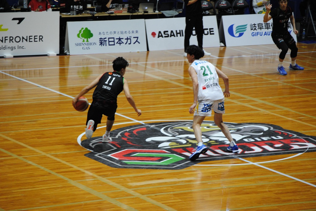 果敢に攻めていく岐阜スゥープスの選手