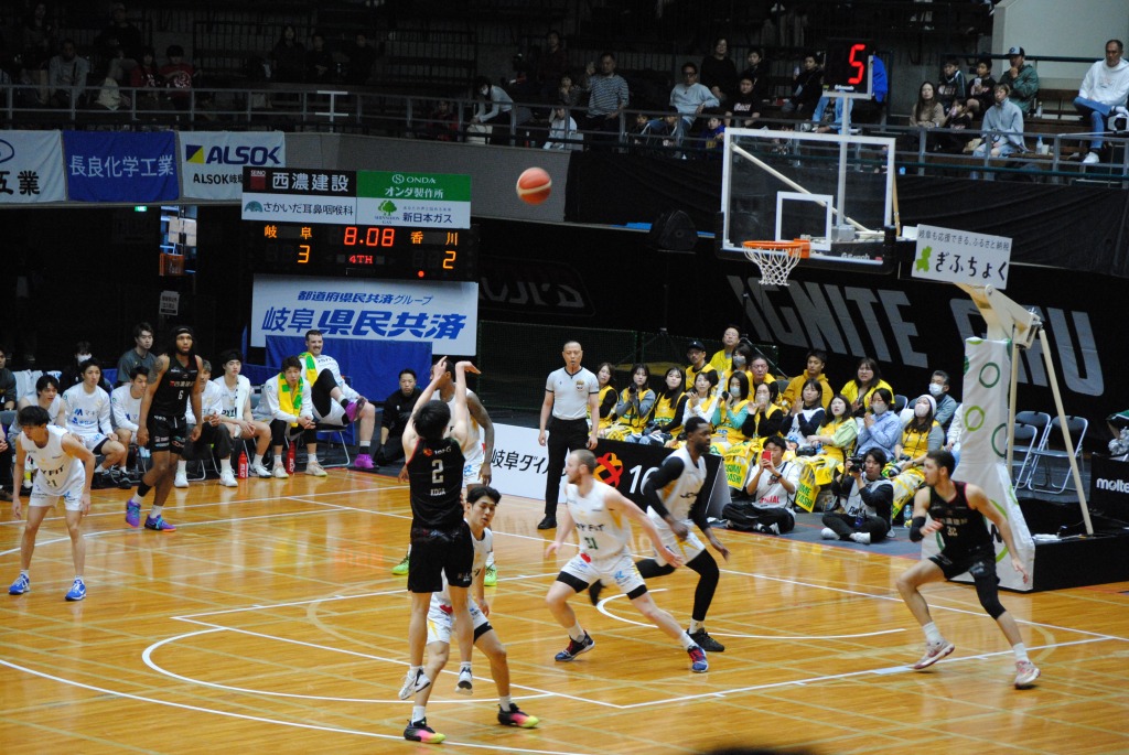 スリーポイントシュートを狙う岐阜スゥープスの選手