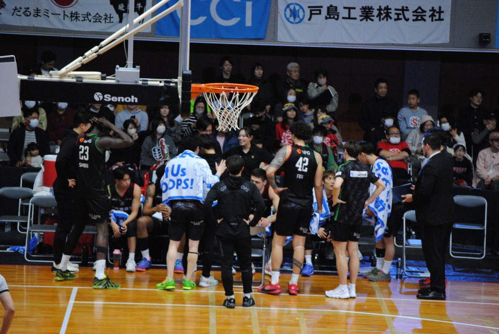 岐阜スゥープスが次の得点に向けてミーティングをする様子