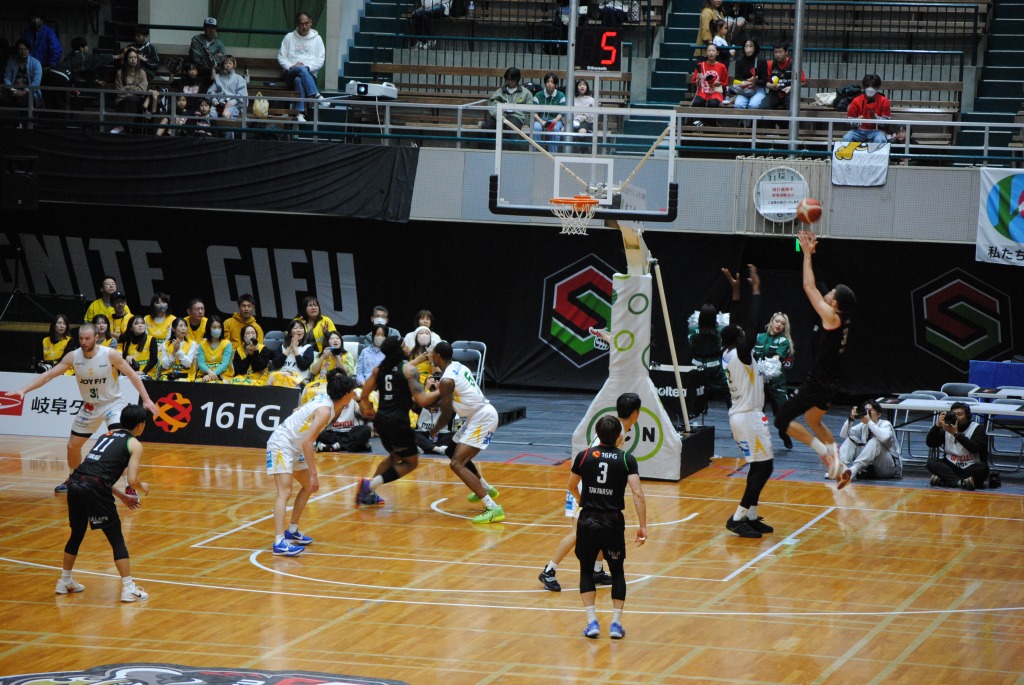 シュートを狙う岐阜スゥープスの選手