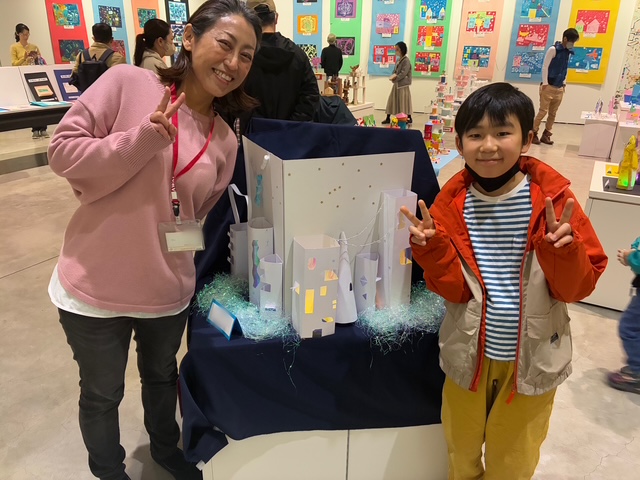 絵画造形教室の先生と写真を撮る生徒