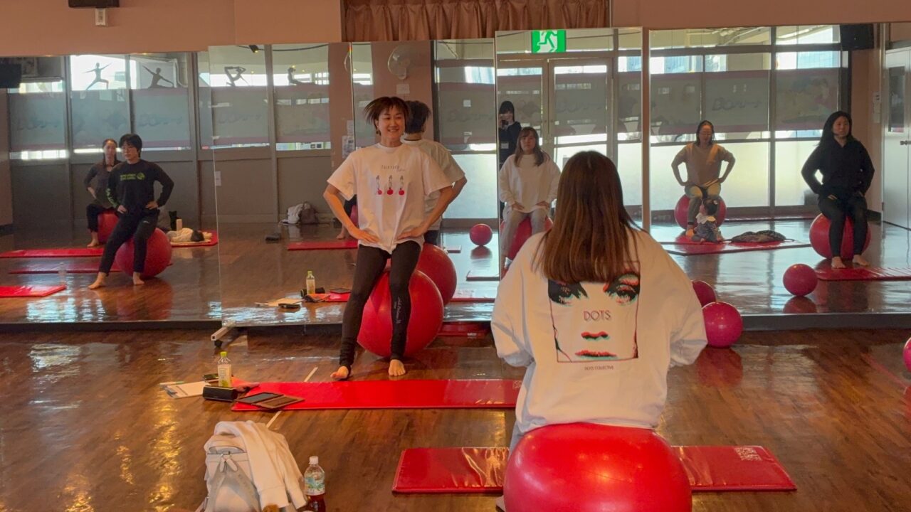 楽しく弾むことを一番にレッスンを行う講師の写真