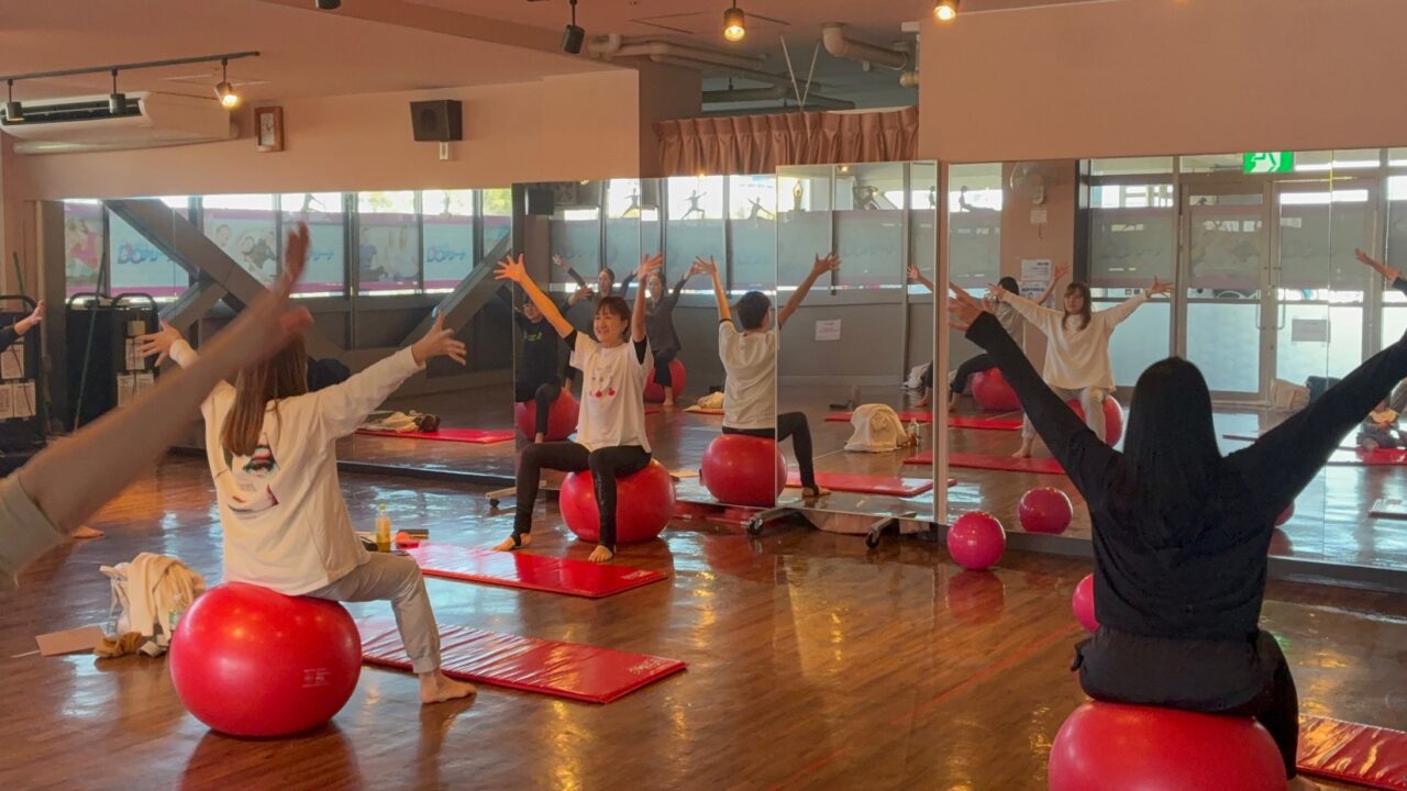 リズムよくバランスボールで弾みながら体幹を鍛える動き
