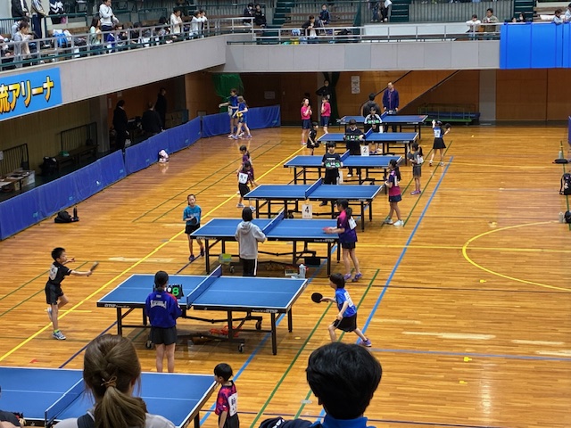 一生懸命卓球をする子供たち。