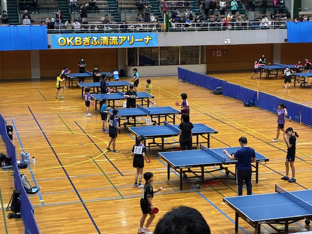 試合中の様子。小さい子から大きい子まで、一生懸命プレーしています。