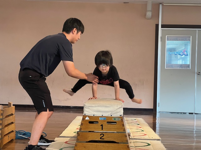 とびばこを飛んでいる様子