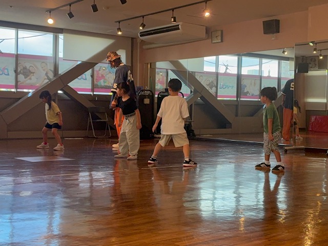 ダンスを教わる生徒たち