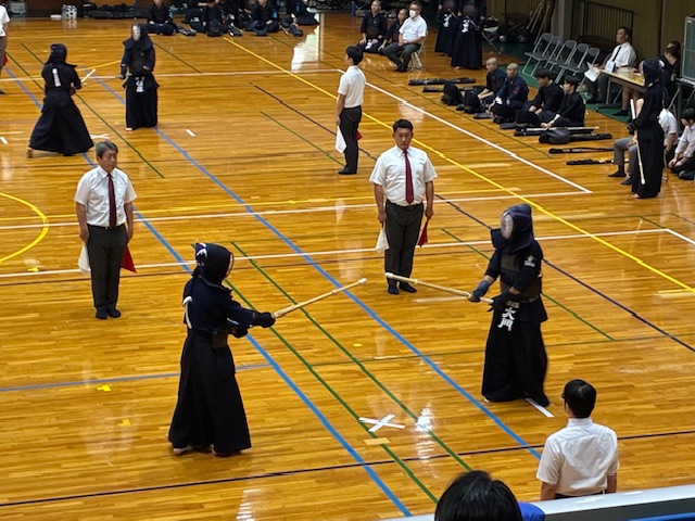 選手同士が様子を伺っている
