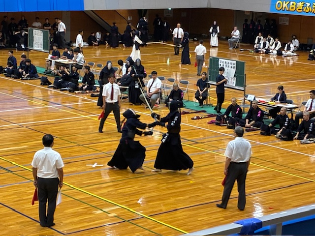 剣道大会で選手が竹刀を振っている写真