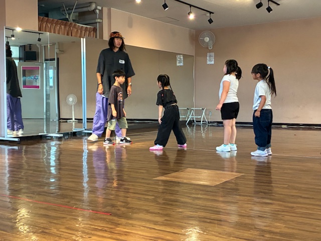 2日目、じゃんけんを楽しくダンスにアレンジしたレッスンを楽しむ生徒たち