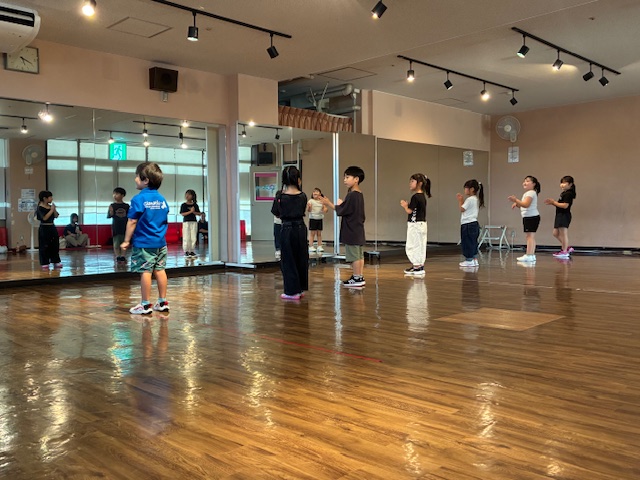 音楽に合わせて手拍子しながらリズムをとる生徒たち