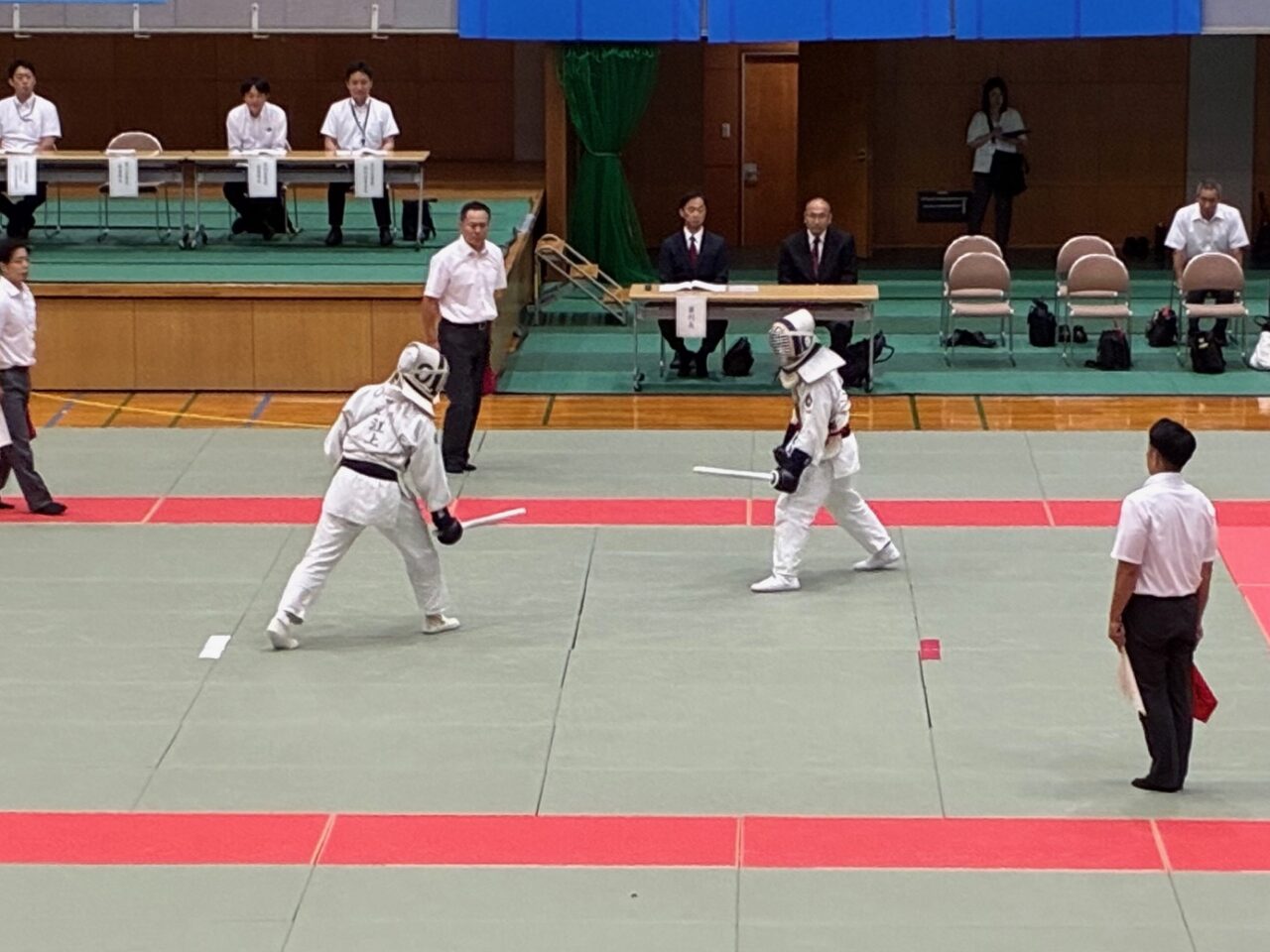 警棒を使って見合っている選手たち