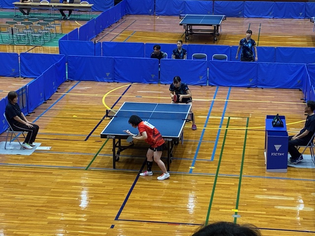 選手がサーブを打つ瞬間